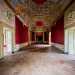 Ma il luogo pi considerevole di tutto il Palazzo  il grande salone da ballo. Concepito in pieno 700  la massima espressione di sfarzo della casata dei Bianchi Dottula